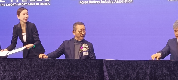 LG에너지솔루션 부회장 겸 한국배터리산업협회장이 권영수 부회장이 배터리산업의 날 행사에서 한국수출입은행과 한국무역보험공사와 MOU를 맺는 모습(사진=박제성 기자)
