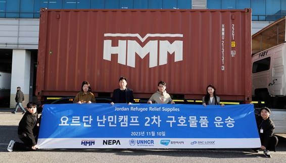 10일 인천광역시 서구 네파물류센터에서 진행된 ‘요르단 난민캠프 2차 구호물품 운송’ 전달식에서 HMM을 비롯한 네파(NEPA), 휴먼아시아 등 관계자들이 기념 촬영을 하고 있다.(사진=HMM)