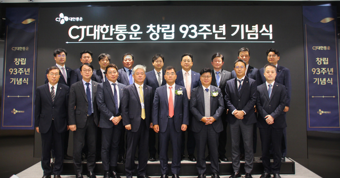 CJ대한통운 93주년 창립기념식에서 강신호 대표이사 및 주요 경영진이 단체사진을 촬영하고 있다. (왼쪽 4번째부터) 신영수 한국사업부문대표, 강신호 CJ대한통운 대표이사, 강병구 글로벌사업부문대표(사진=CJ대한통운)