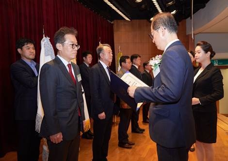  대통령상 수상하는 SK스페셜티 이규원 사장(좌측), 시상자는 산업통상자원부 이승렬 산업정책실장(사진=SK스페셜티)