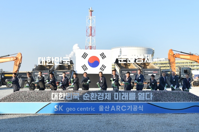 왼쪽 여섯번 째부터) 나경수 SK지오센트릭 사장, 김두겸 울산광역시장, 한덕수 국무총리, 김준 SK이노베이션 부회장, 박성민 국회의원이 15일 울산시 남구 SK이노베이션 울산콤플렉스(CLX) 기공식. '대한민국 순환경제 미래를 열다’ 주제로 열린 세계 최초 플라스틱 재활용 단지 ‘울산 ARC 기공식’의 첫 시작을 알리는 세리머니를 하고 있다.(사진=SK이노베이션)
