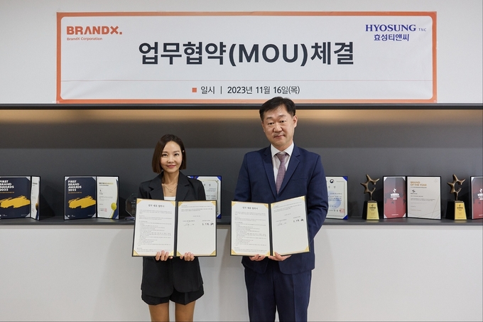 지난 11월 16일 효성티앤씨와 젝시믹스가 효성티앤씨의 소취 기능 스판덱스 섬유인 크레오라 프레시 섬유 단독 공급에 대한 업무협약을 젝시믹스 본사에서 체결했다. (왼쪽부터) 브랜드엑스코퍼레이션 이수연 대표, 효성티앤씨 글로벌 세일즈앤마케팅 총괄 임장규 상무(사진=효성)