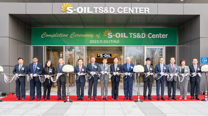 23DLF S-OIL 알 히즈아지 CEO가 S-OIL TS&D센터 준공식에서 참석자들과 테이프 컷팅식 모습. (왼쪽 5번째부터) 진교훈 강서구청장, 안와르 알 히즈아지 S-OIL CEO, 진성준 국회의원, 권오규 S-OIL 이사회 의장, 알 카타니 S-OIL 이사, 산업통상자원부 박덕열 투자정책관(사진=S-OIL)