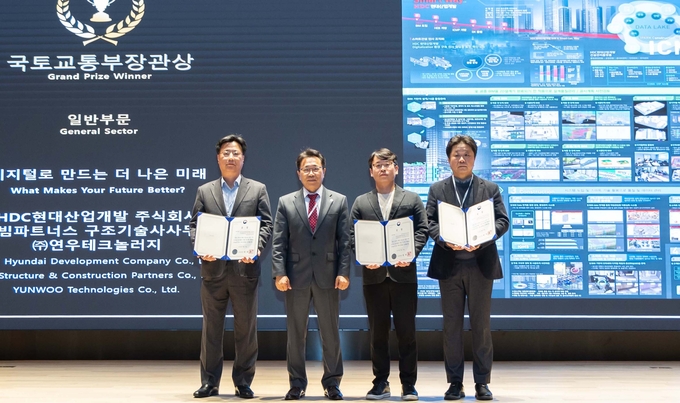 HDC현대산업개발은 11월 23일 디지털 기술을 기반으로 한 품질 고도화에 전사적인 노력을 기울인 점을 인정받아 사단법인 빌딩스마트협회가 주최하는 ‘BIM 어워즈 2023’에서 국토교통부장관 대상을 수상했다. (왼쪽부터) 김용남 HDC현대산업개발 건설운영부문장, 안대호 빌딩스마트협회장, 김지현 연우테크놀로지 대표, 김종현 빔파트너스 대표)(사진=HDC현대산업개발)