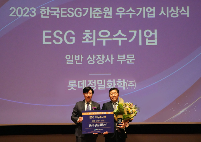 (사진) 롯데정밀화학 김용석 대표이사가 ESG 최우수기업 상을 수상하고 있다. (왼쪽부터) 금융위원회 김소영 부위원장, 롯데정밀화학 김용석 대표(사진=롯데정밀화학)