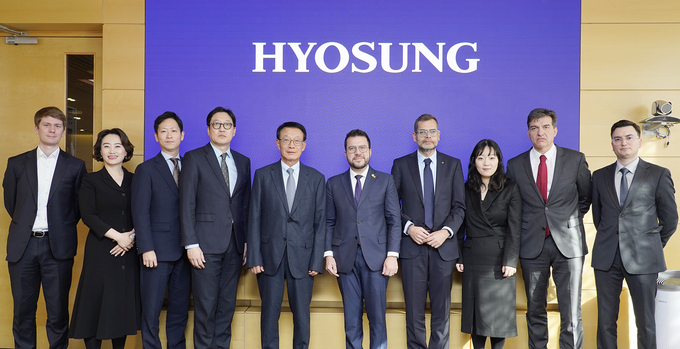 2효성티앤에스와 페레 아라고네스 스페인 카탈루냐 주지사가 수서 사옥에서 회동 이후 기념사진을 찍고 있다. (왼쪽 5번째부터) 손현식 효성티앤에스 대표, 아라고네스 주지사(사진=효성티앤에스)