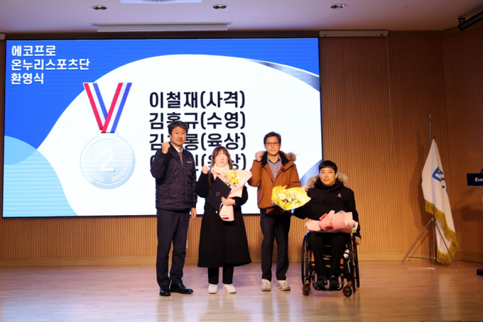  (왼쪽부터) 송호준 에코프로 대표, 온누리스포츠단 이다빈(육상), 김홍규(수영), 이철재(사격) 선수(사진=에코프로)