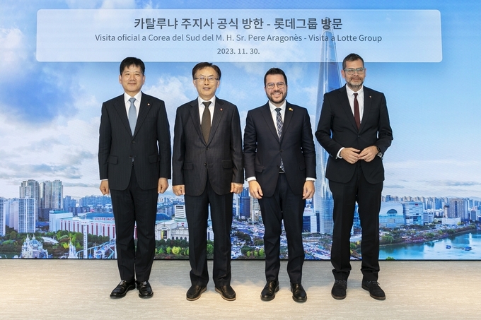 30일 잠실 롯데월드타워 113층 EBC에서 김교현 롯데그룹화학군 총괄대표 부회장(왼쪽 두번째), 김연섭 롯데에너지머티리얼즈 대표(왼쪽 세번째), 페레 아라고네스 스페인 카탈루냐 주지사(오른쪽 두번째), 오리올 알코바 말라스피나 카탈루냐 산업국장 등이 참석한 가운데 스페인 스마트팩토리의 주요 현안에 대해 논의했다.(사진=롯데에너지머티리얼즈)