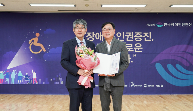 효성이 ‘제 25회 한국장애인인권상’ 민간기업부문을 수상했다. (왼쪽부터) 보건복지부 장애인정책국장 송준헌, 효성 커뮤니케이션실 최형식 상무)(사진=효성)