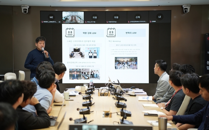 김연섭 롯데에너지머티리얼즈 대표이사가 지난달 초 서울사무소에서 3분기 경영 실적 발표를 앞두고 국내외 임직원들을 대상으로 회사 실적과 현황을 설명하는 분기별 경영설명회를 진행하고 있다.(사진=롯데에너지머티리얼즈)