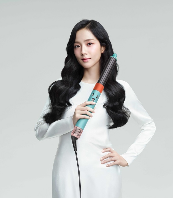 다이슨 에어랩 멀티 스타일러 세라믹팝 에디션을 든 지수의 모습/사진=다이슨