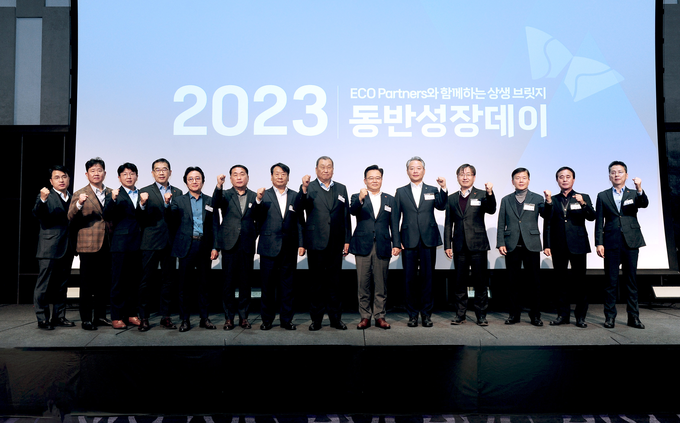 SK에코플랜트가 지난 4일 서울 광진구 그랜드워커힐호텔에서 비즈파트너 대상 송년행사 ‘2023 동반성장데이’를 개최했다. 사진은 박경일 SK에코플랜트 사장(오른쪽 6번째), 자회사 대표, 우수 비즈파트너 수상업체 대표 등이 기념촬영을 하는 모습(사진=SK에코플랜트)