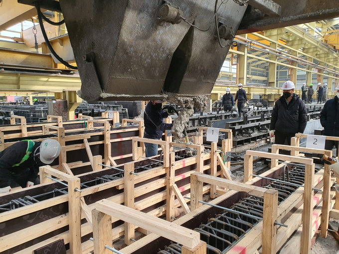 저탄소 콘크리트 실험체 제작(타설) 과정(사진=삼성물산)