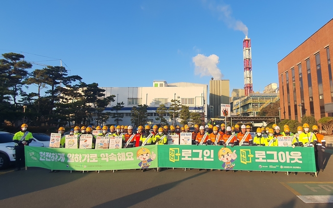 고려아연이 지난 4일 ‘2023 중대재해 예방 전사 안전캠페인’을 실시한 뒤 기념사진을 촬영한 모습(사진=고려아연)