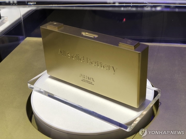 삼성SDI가 'IAA 모빌리티 2023' 부스에 전시한 전고체 배터리 프로토타입 모습(사진=연합뉴스)