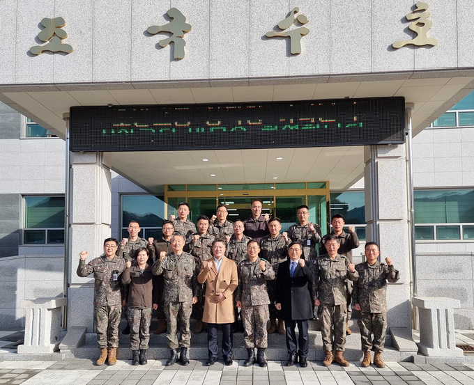 (앞줄 왼쪽에서 네 번째 김세준 호반그룹 동반성장실장, 다섯 번째 육군 3군단장)(사진=호반그룹)