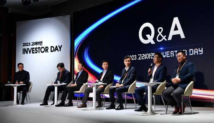 2023 고려아연 인베스터 데이(투자자의 날) Q&A 시간. (왼쪽부터) 신윤식 IR담당, 이상근 기획본부장, 정무경 지속가능경영본부위원장, 박기덕 TD사업부문 사장, 박기원 TD기술본부장, 정태웅 제련사업부문 사장, 김정우 제련기술 본부장(사진=고려아연)