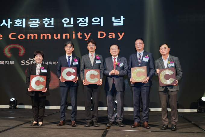 효성그룹이 8일 열린 2023년 지역사회공헌 인정의 날 행사에서 지역사회공헌 인정 기업으로 선정됐다. 효성 최형식 상무(오른쪽 1번째), 한국사회복지협의회 김성이 회장(오른쪽 3번째)(사진=효성)