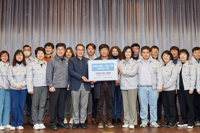 HDC현대산업개발은 8일 사단법인 경북시각장애인연합회에 교육용 의류를 기부했다. (왼쪽 네 번째부터) 김영철 HDC현대산업개발 도담-영천복선전철 현장소장, 신왕섭 HDC현대산업개발 실장, 김일근 경북시각장애인연합회장, 남옥경 예천군장애인생활이동지원센터장)(사진=HDC현대산업개발)