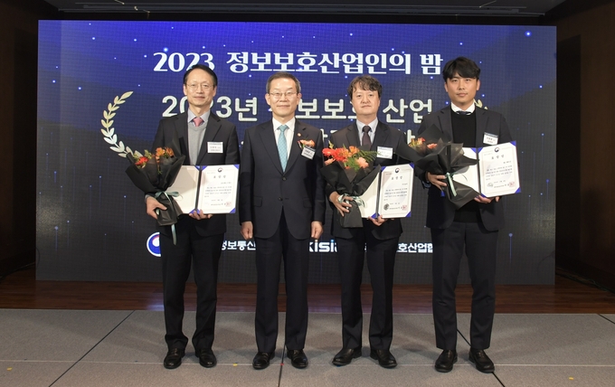  SK온(왼쪽 네번째)은 6일 서울 여의도 63컨벤션센터에서 열린 ‘정보보호산업인의 밤’ 행사에서 정보보호 공시 우수기업으로 선정돼 이종호 과학기술정보통신부 장관(왼쪽 두번째)으로부터 ‘2023 정보보호산업 발전 유공표창’을 수상했다. (사진=SK온)