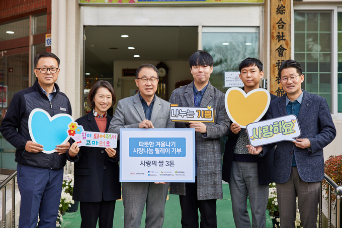 왼쪽 첫번째 박범수 HDC현대산업개발 마산해양신도시건설사업소장, 왼쪽 2번째 김양언 경남종합사회복지관장, 왼쪽 3번째 신왕섭 HDC현대산업개발 실장, 왼쪽 6번째 장수용 내서종합사회복지관장(사진=HDC현대산업개발) 