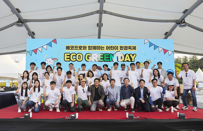 에코프로가 5월 어린이날을 맞아 진행한 ‘어린이 환경 축제 ‘에코 그린데이’에서 송호준 에코프로 대표(앞줄 오른쪽 5번째)와 최상운 에코프로 부사장(앞줄 오른쪽 4번째) 등 임직원들이 기념사진을 촬영하고 있다. (사진=에코프로)