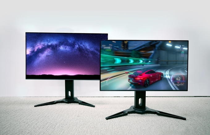 삼성디스플레이가 2024년형 모니터용 QD-OLED 신제품인 UHD 31.5형(왼쪽)과 360㎐ QHD 27형(오른쪽) 제품을 13일 공개했다. (사진제공=삼성디스플레이)