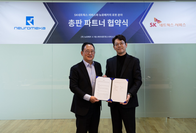 SK네트웍스서비스 최규현 본부장(왼쪽)이 뉴로메카 박종훈 대표와 기념촬영을 하고 있다. (사진제공=뉴로메카)