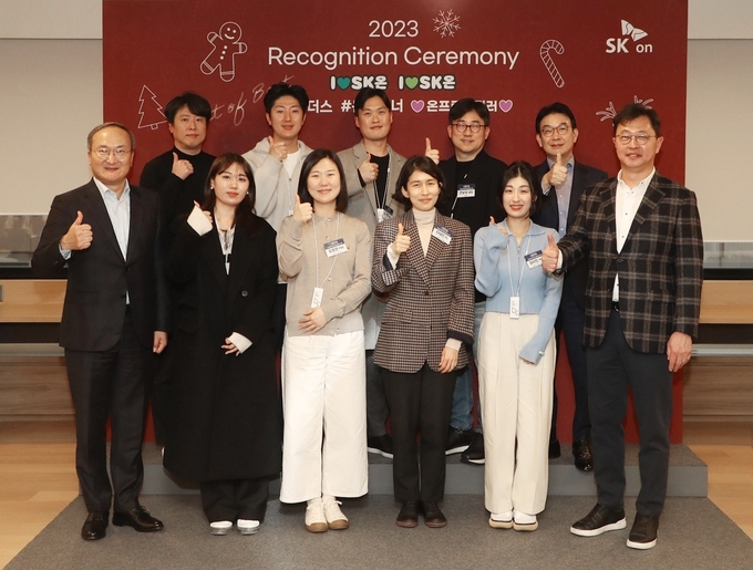 최재원 SK온 수석부회장(맨 오른쪽)이 13일 서울 종로구 SK온 관훈 사옥에서 열린 ‘SK온 레코그니션’에서 수상자들과 함께 기념촬영을 하고 있다. 이석희 CEO(맨 왼쪽)와 최영찬 CAO(뒷줄 맨 오른쪽)가 함께 했다. (사진=SK온)