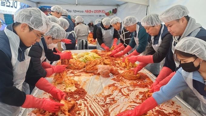 12월초 인천 만석동에 위치한 괭이부리말 인천쪽방상담소에서 DL건설 직원들이 김장 김치를 직접 담그고 있다.(사진=DL건설)