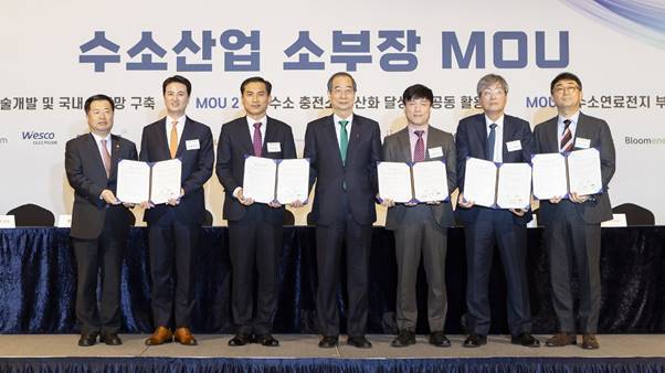 (왼쪽부터) 강경성 산업통상자원부 제2차관, 추형욱 SK E&S 대표, 이만섭 효성중공업 기전PU 사장, 한덕수 국무총리, 김대성 크리오스 대표이사, 임근영 디앨 대표이사, 권환주 광신기계공업 대표(사진=SK E&S)