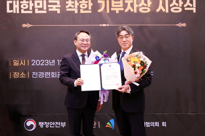 행정안전부 고기동 차관이 대우건설 서희종 상무(오른쪽)에게 상을 수여하고 있다.(사진=대우건설)