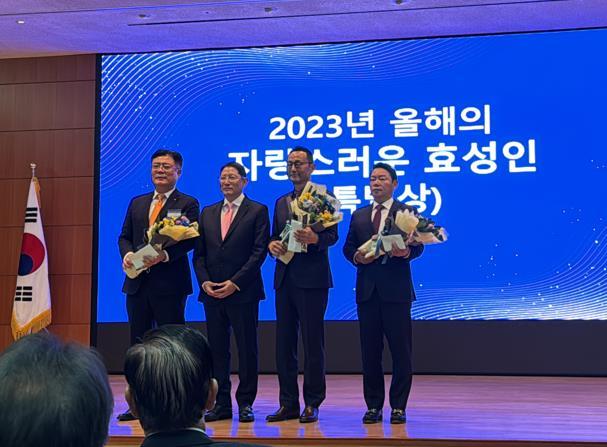 상패 수여식 (좌측끝 박성준 코스모화학 이산화티타늄 사업부장) (사진=코스모화학)