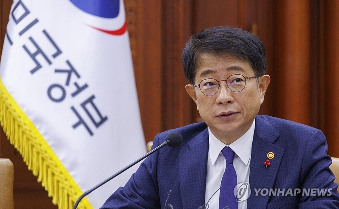 박상우 국토교통부 장관이 29일 오전 서울 종로구 정부서울청사에서 열린 비상 경제 장관회의에 참석해 발언하고 있다.(사진=연합뉴스)