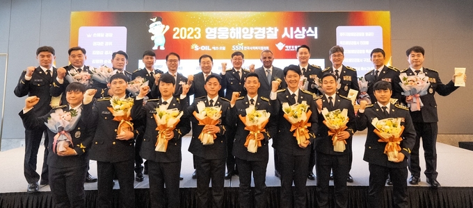 에쓰오일 안와르 알 히즈아지 CEO(뒷줄 왼쪽 여덟번째)와 에쓰오일 류열 총괄(뒷줄 왼쪽 다섯번째)이 17일 서울 마포 나루호텔에서 ‘영웅 해양경찰 시상식’을 개최한 뒤 해양경찰청 김용진 차장(뒷줄 왼쪽 일곱번째), 한국사회복지협의회장 김성이(뒷줄 왼쪽 여섯번째)와 기념사진을 찍고 있다.(사진=S-OIL)