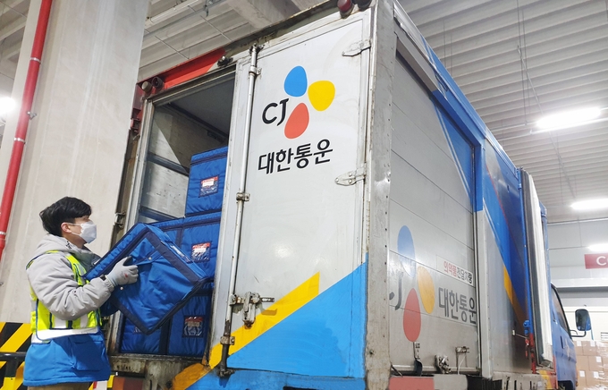의약품이 담긴 특수 컨테이너가 CJ대한통운 의약품전담차량에 실리고 있다.(사진=CJ대한통운)