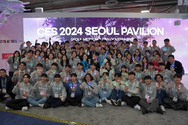 오세훈 서울시장이 CES 2024 서울통합관 서포터즈들과 기념 촬영하는 모습/사진=서울경제진흥원(SBA) 제공