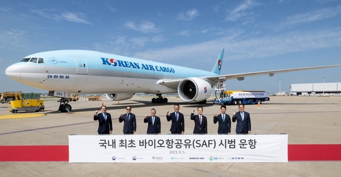 GS칼텍스와 대한항공이 국내 최초 바이오항공유(SAF) 시범 운항에 대한 기념사진을 촬영하는 모습(사진=대한항공) 