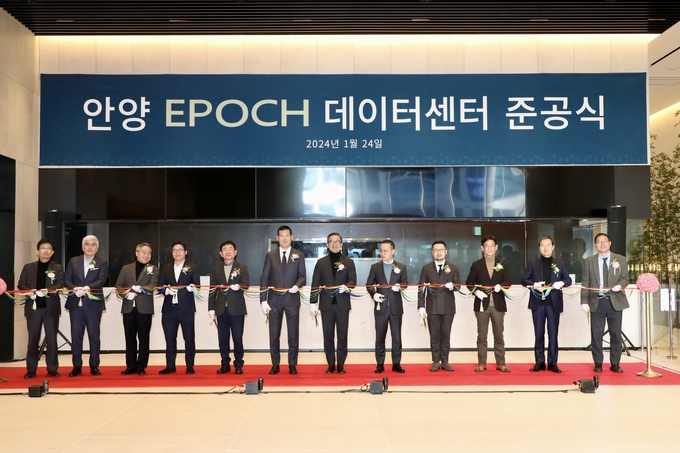  24일 안양 호계동에서 열린 ‘에포크 안양 센터’ 준공식에 참석한 허윤홍 GS건설 대표(사진 왼쪽 6번째)와 관계자들이 준공식 행사를 진행하고 있다.(사진=GS건설)