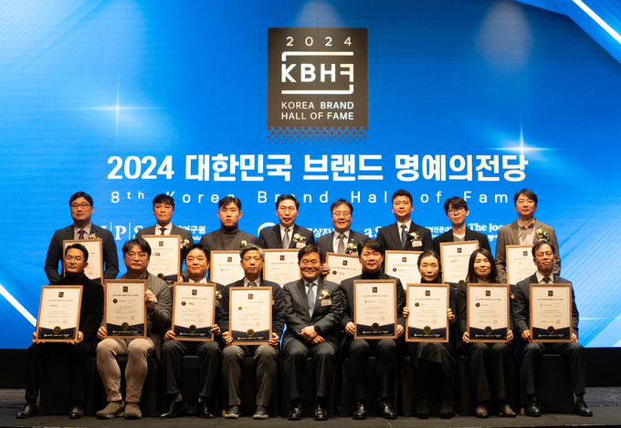 25일 개최된 ‘2024 대한민국 브랜드 명예의 전당’ 시상식에서 S-OIL 이영호 영업전략부문장(뒷줄 왼쪽 5번째)이 행사 참여자들과 함께 기념 촬영을 하고 있다.(사진=S-OIL)