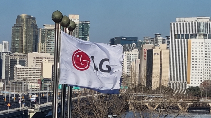 LG 본사 전경 CI 깃발의 모습(사진=박제성 기자) 