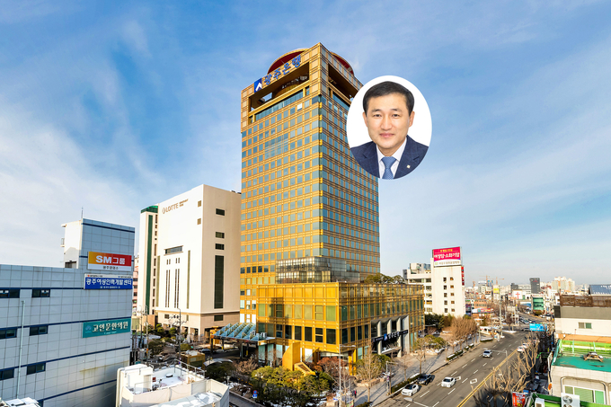 광주은행 전경과 고병일 광주은행장. 
