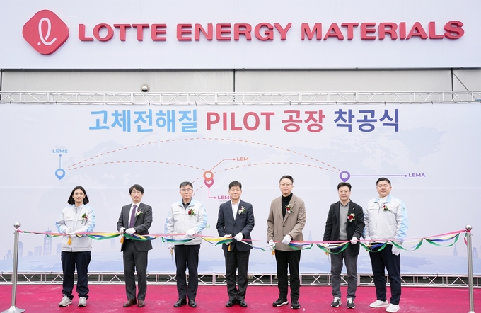 롯데에너지머티리얼즈는 5일 익산2공장에서 김연섭 대표이사(가운데), 류종호 전략연구부문장, 윤성한 총괄공장장, 황민재 롯데케미칼 종합기술원장(오른쪽 세번째) 등 주요 참석자들이 참석한 가운데 ‘황화물계 고체전해질 파일럿 설비 착공식’을 진행했다.(사진=롯데에너지머티리얼즈)