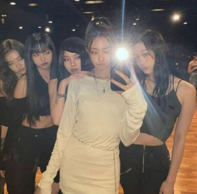 이명희 신세계그룹 회장 외손녀 문 씨(맨 오른쪽)가 더블랙레이블의 신인 걸그룹으로 예상되는 연습생들과 사진을 찍은 모습이 유출됐다. [사진=온라인 커뮤니티 캡처)