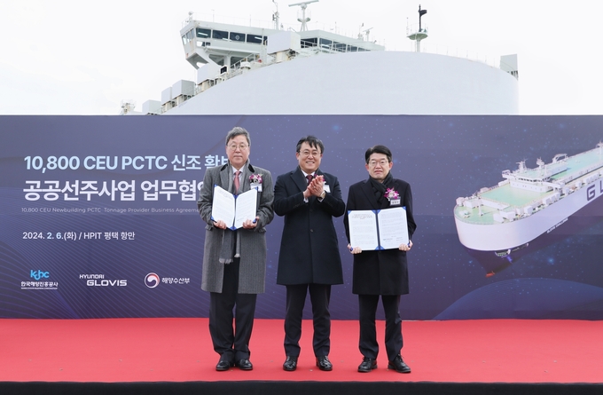 (왼쪽부터) 이규복 현대글로비스 대표이사, 강도형 해양수산부 장관, 김양수 한국해양진흥공사 사장이 6일 경기도 평택시 ‘현대글로비스 평택항 자동차 전용 터미널’에서 열린 ‘1만800대적 초대형 자동차운반선(PCTC) 확보를 위한 업무협약식’을 마치고 기념촬영을 하고 있다.(사진=현대글로비스)