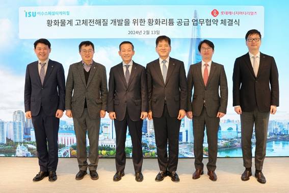 (왼쪽부터) 이수스페셜티케미컬 최인준 기획팀장, 김창국 연구개발본부장, 류승호 대표, 롯데에너지머티리얼즈 김연섭 대표, 류종호 전략연구부문장, 김훈 기획부문장(사진=롯데에너지머티리얼즈)