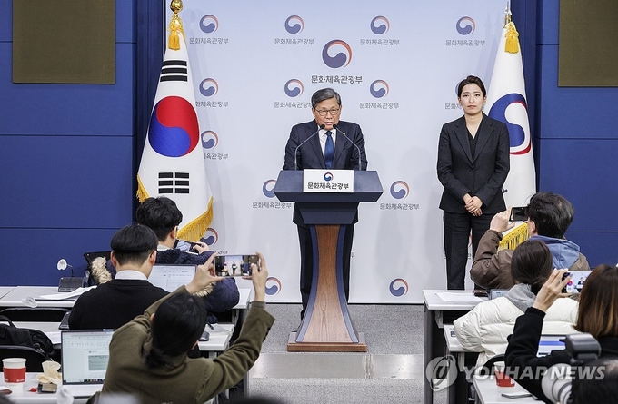 전병극 문화체육관광부 1차관이 작년 11월 서울 정부서울청사 별관에서 게임 속 확률형 아이템 정보공개 의무화 조항이 담긴 게임산업법 시행령 개정안에 대한 입법 예고 브리핑을 하고 있다.(사진=연합뉴스)