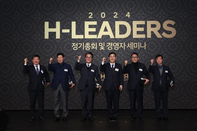 현대건설 윤영준 사장(오른쪽 3번째)과 안전·품질·공정·기술 등 각 부문에 선정된 우수 협력사 대표들이 시상식 후 기념 촬영을 진행하고 있다.(사진=현대건설)