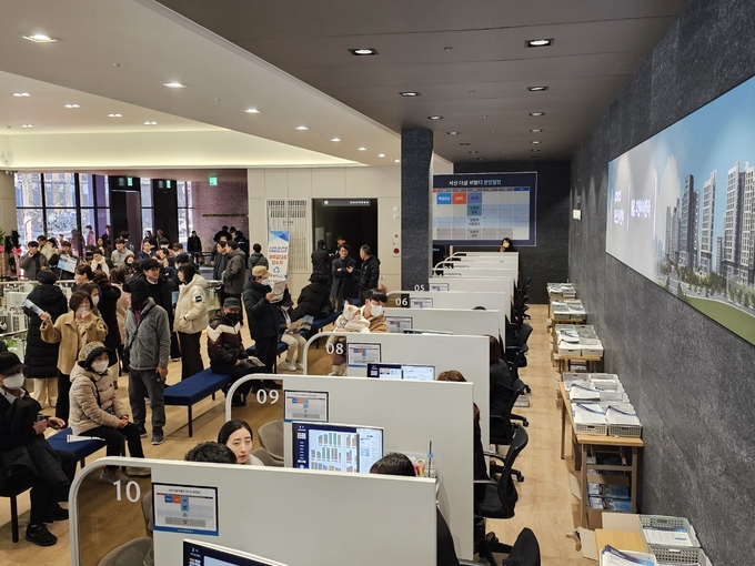 포스코이앤씨와 HL디앤아이한라가 분양하는 '서신 더샵 비발디' 견본주택에 주말 3일 간 2만여 명의 관람객이 몰렸다.(사진=포스코이앤씨)