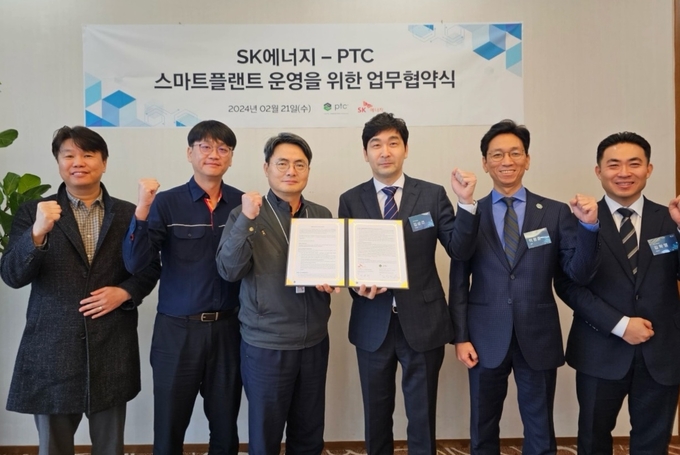 서관희 SK에너지 기술∙설비본부장(왼쪽 세번째)과 김상건 PTC코리아 지사장(왼쪽 네번째) 등 양사 관계자가 MOU 체결 후 기념촬영을 하고 있다.(사진=SK에너지)